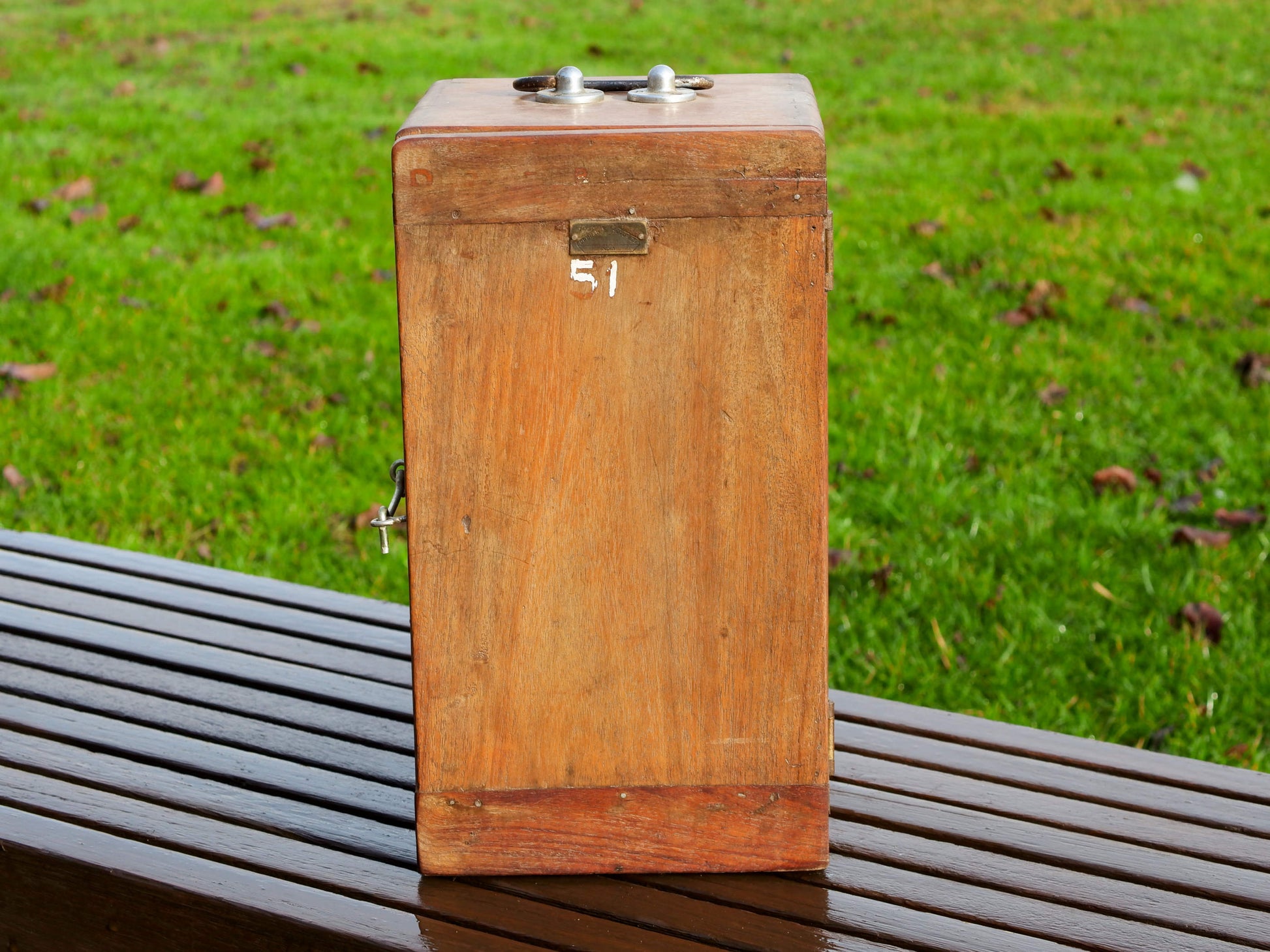 Box impiegato in origine dai medici per il trasporto delle portaprovette e medicinali,  in legno di teak.   Provenienza India. Conservata in ottimo stato.  Dimensioni 20x22 h37cm   per info ed ulteriori foto info@etniko.it facebook / instagram : etnikobycrosato 0039 333877824le