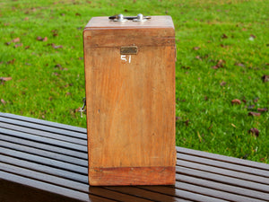 Box impiegato in origine dai medici per il trasporto delle portaprovette e medicinali,  in legno di teak.   Provenienza India. Conservata in ottimo stato.  Dimensioni 20x22 h37cm   per info ed ulteriori foto info@etniko.it facebook / instagram : etnikobycrosato 0039 333877824le