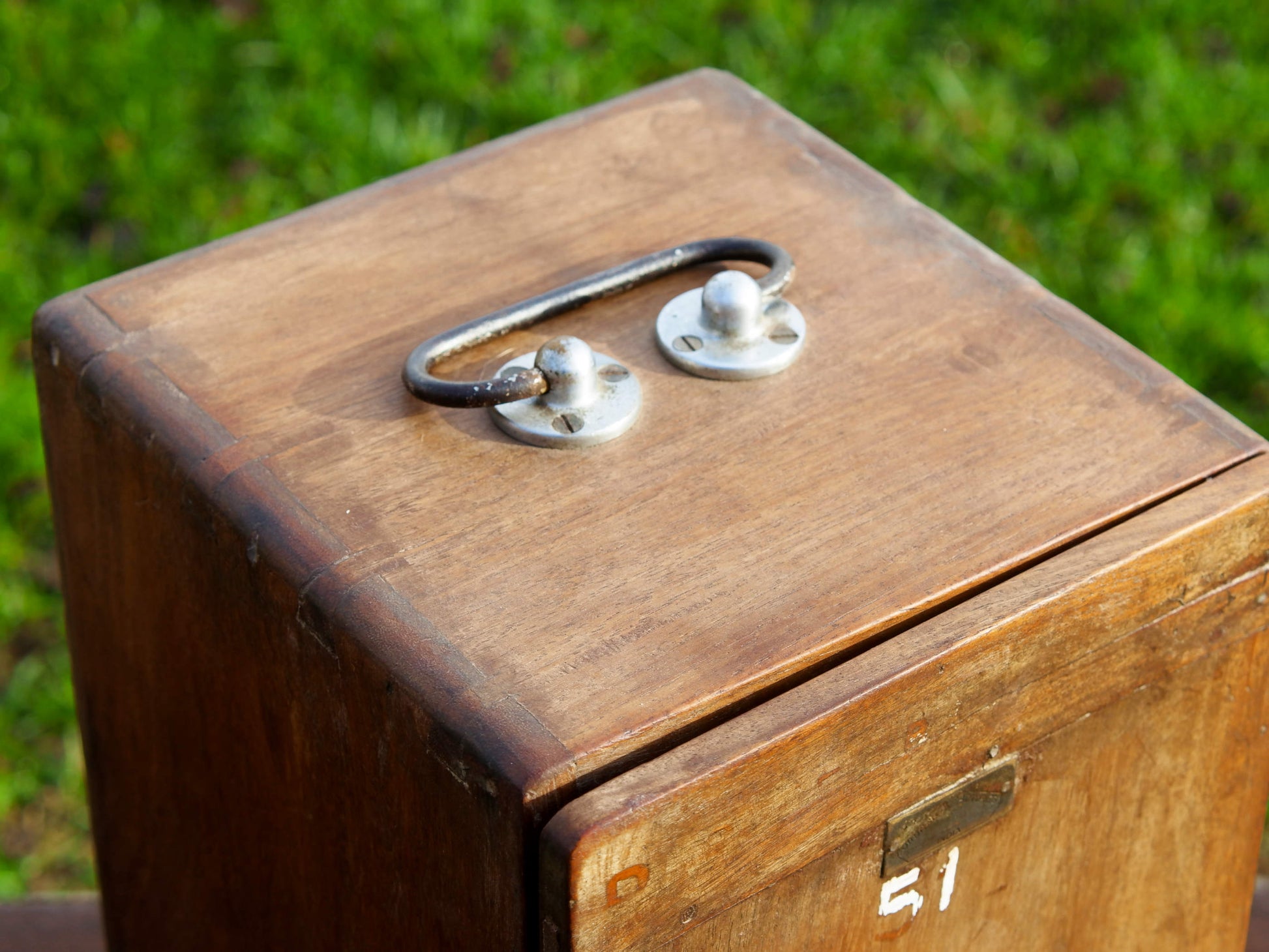 Box impiegato in origine dai medici per il trasporto delle portaprovette e medicinali,  in legno di teak.   Provenienza India. Conservata in ottimo stato.  Dimensioni 20x22 h37cm   per info ed ulteriori foto info@etniko.it facebook / instagram : etnikobycrosato 0039 333877824le