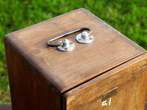 Box impiegato in origine dai medici per il trasporto delle portaprovette e medicinali,  in legno di teak.   Provenienza India. Conservata in ottimo stato.  Dimensioni 20x22 h37cm   per info ed ulteriori foto info@etniko.it facebook / instagram : etnikobycrosato 0039 333877824le