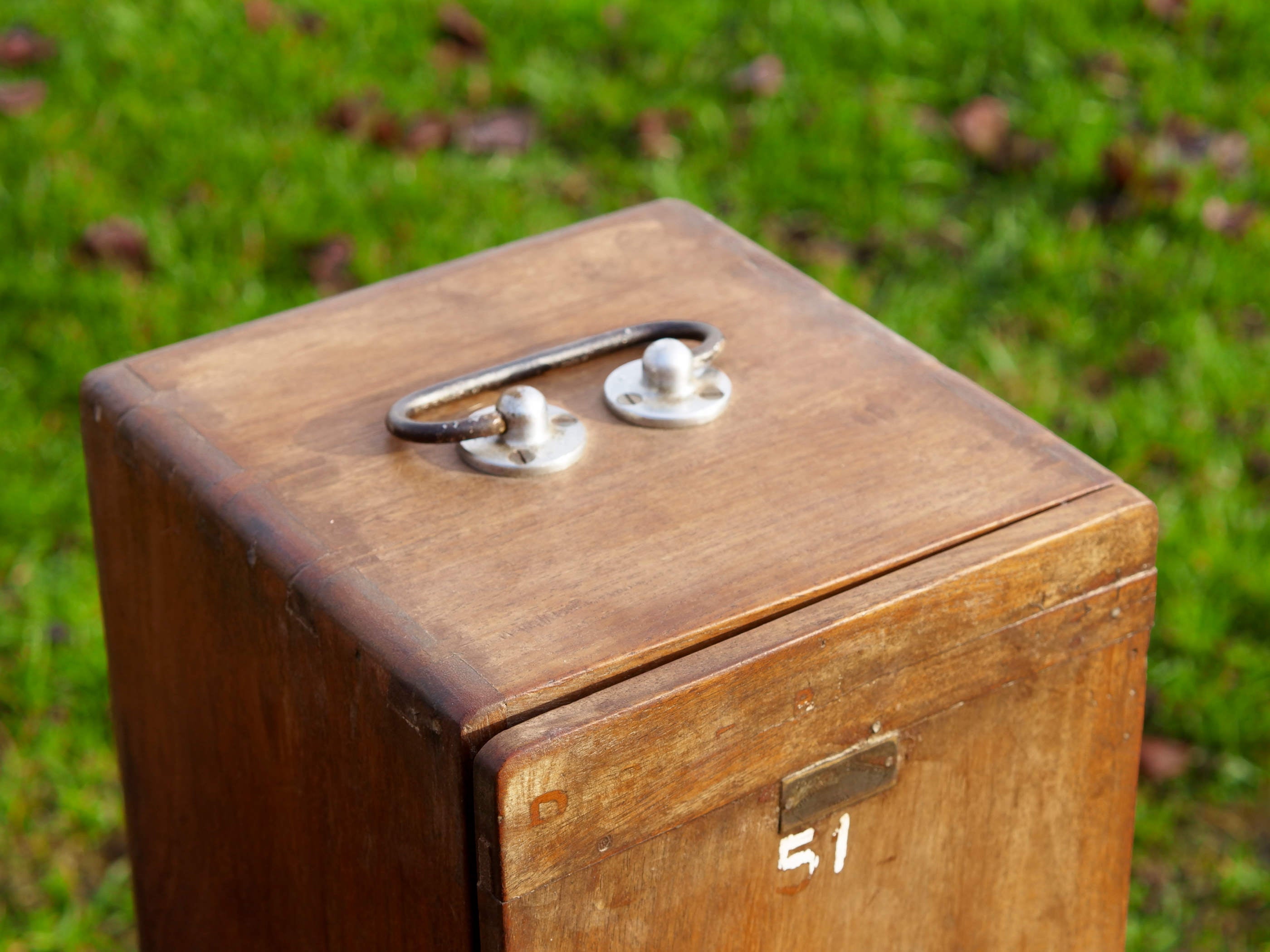 Box impiegato in origine dai medici per il trasporto delle portaprovette e medicinali,  in legno di teak.   Provenienza India. Conservata in ottimo stato.  Dimensioni 20x22 h37cm   per info ed ulteriori foto info@etniko.it facebook / instagram : etnikobycrosato 0039 333877824le