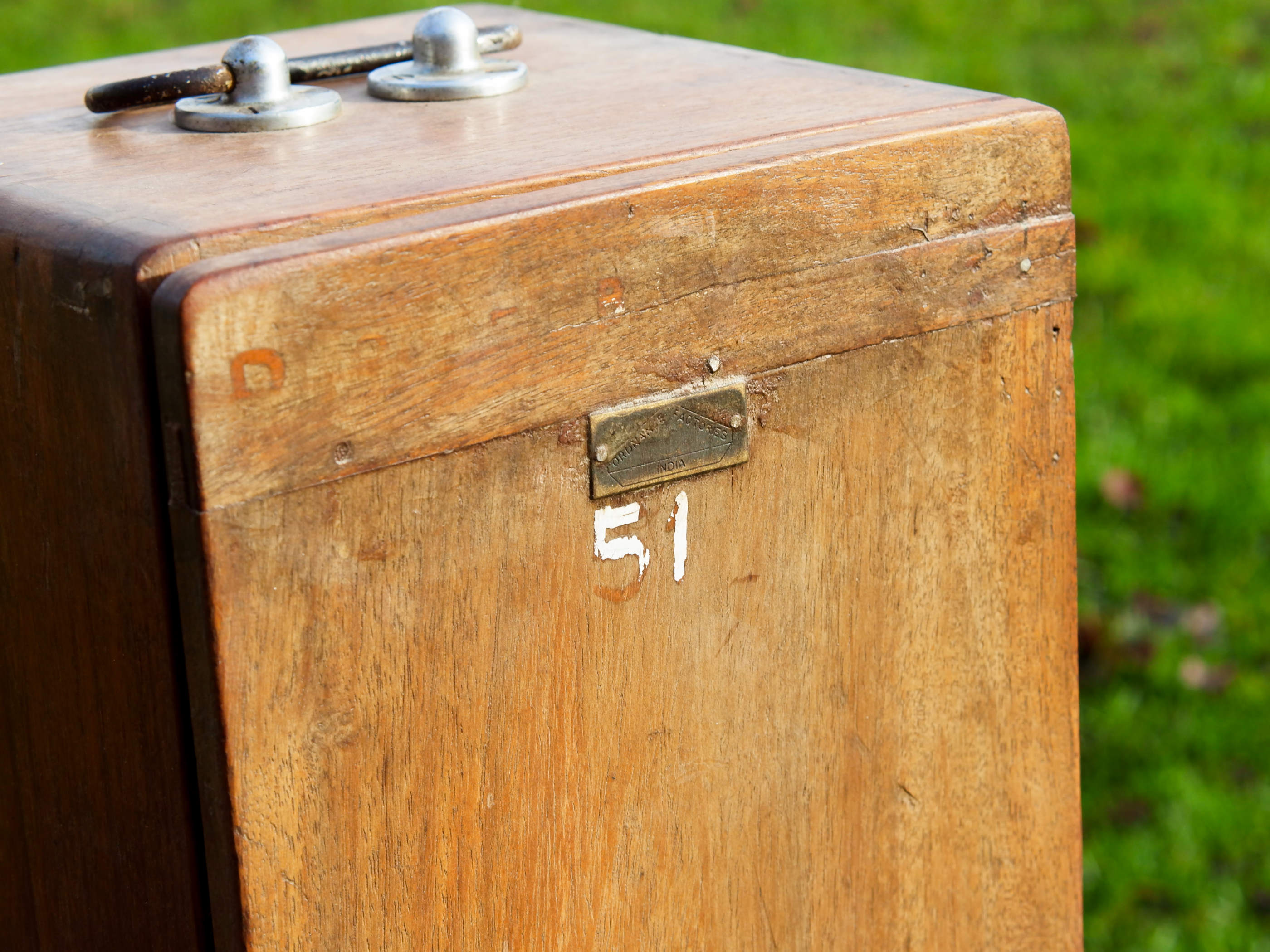 Box impiegato in origine dai medici per il trasporto delle portaprovette e medicinali,  in legno di teak.   Provenienza India. Conservata in ottimo stato.  Dimensioni 20x22 h37cm   per info ed ulteriori foto info@etniko.it facebook / instagram : etnikobycrosato 0039 333877824le