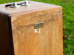 Box impiegato in origine dai medici per il trasporto delle portaprovette e medicinali,  in legno di teak.   Provenienza India. Conservata in ottimo stato.  Dimensioni 20x22 h37cm   per info ed ulteriori foto info@etniko.it facebook / instagram : etnikobycrosato 0039 333877824le