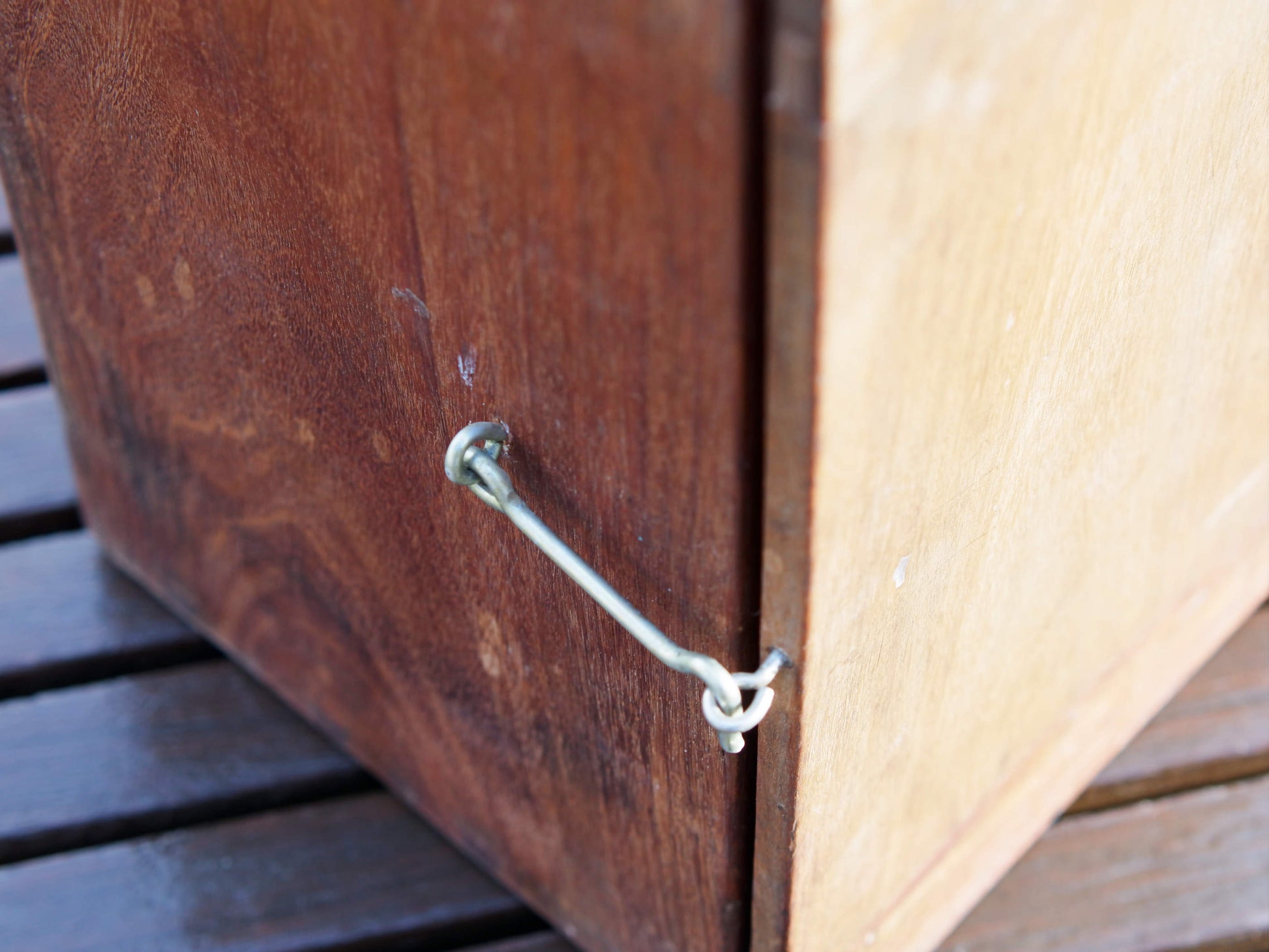 Box impiegato in origine dai medici per il trasporto delle portaprovette e medicinali,  in legno di teak.   Provenienza India. Conservata in ottimo stato.  Dimensioni 20x22 h37cm   per info ed ulteriori foto info@etniko.it facebook / instagram : etnikobycrosato 0039 333877824le