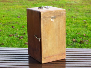 Box impiegato in origine dai medici per il trasporto delle portaprovette e medicinali,  in legno di teak.   Provenienza India. Conservata in ottimo stato.  Dimensioni 20x22 h37cm   per info ed ulteriori foto info@etniko.it facebook / instagram : etnikobycrosato 0039 333877824le