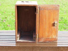 Carica l&#39;immagine nel visualizzatore di Gallery, Box impiegato in origine dai medici per il trasporto delle portaprovette e medicinali,  in legno di teak.   Provenienza India. Conservata in ottimo stato.  Dimensioni 20x22 h37cm   per info ed ulteriori foto info@etniko.it facebook / instagram : etnikobycrosato 0039 333877824le