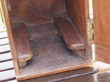 Carica l&#39;immagine nel visualizzatore di Gallery, Box impiegato in origine dai medici per il trasporto delle portaprovette e medicinali, in legno di teak. Provenienza India. Conservata in ottimo stato.  Dimensioni 18x22 h34cm  per info ed ulteriori foto info@etniko.it facebook / instagram : etnikobycrosato 0039 333877824l