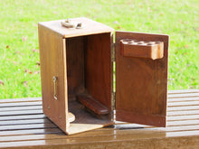 Carica l&#39;immagine nel visualizzatore di Gallery, Box impiegato in origine dai medici per il trasporto delle portaprovette e medicinali, in legno di teak. Provenienza India. Conservata in ottimo stato.  Dimensioni 18x22 h34cm  per info ed ulteriori foto info@etniko.it facebook / instagram : etnikobycrosato 0039 333877824l