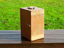 Carica l&#39;immagine nel visualizzatore di Gallery, Box impiegato in origine dai medici per il trasporto delle portaprovette e medicinali, in legno di teak. Provenienza India. Conservata in ottimo stato.  Dimensioni 18x22 h34cm  per info ed ulteriori foto info@etniko.it facebook / instagram : etnikobycrosato 0039 333877824l