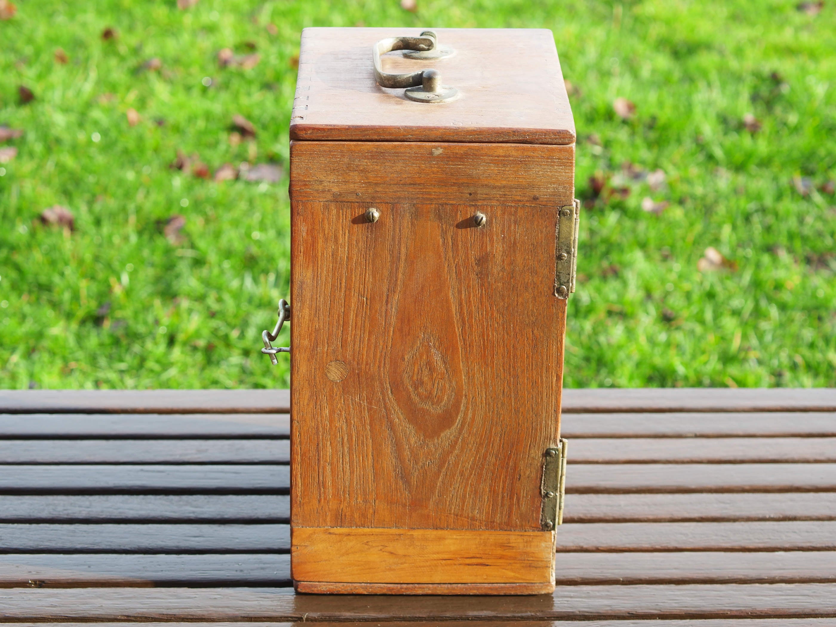 Box impiegato in origine dai medici per il trasporto delle portaprovette e medicinali, in legno di teak. Provenienza India. Conservata in ottimo stato.  Dimensioni 18x22 h34cm  per info ed ulteriori foto info@etniko.it facebook / instagram : etnikobycrosato 0039 333877824l