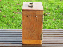 Carica l&#39;immagine nel visualizzatore di Gallery, Box impiegato in origine dai medici per il trasporto delle portaprovette e medicinali, in legno di teak. Provenienza India. Conservata in ottimo stato.  Dimensioni 18x22 h34cm  per info ed ulteriori foto info@etniko.it facebook / instagram : etnikobycrosato 0039 333877824l