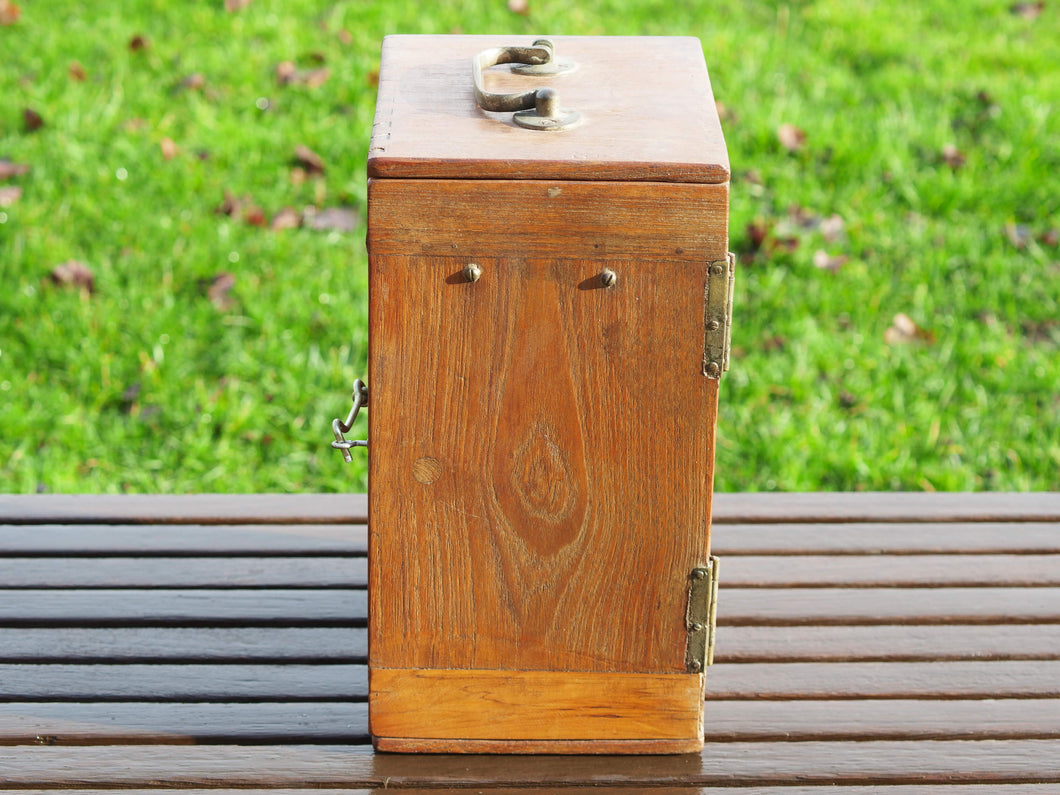 Box impiegato in origine dai medici per il trasporto delle portaprovette e medicinali, in legno di teak. Provenienza India. Conservata in ottimo stato.  Dimensioni 18x22 h34cm  per info ed ulteriori foto info@etniko.it facebook / instagram : etnikobycrosato 0039 333877824l