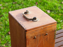 Carica l&#39;immagine nel visualizzatore di Gallery, Box impiegato in origine dai medici per il trasporto delle portaprovette e medicinali, in legno di teak. Provenienza India. Conservata in ottimo stato.  Dimensioni 18x22 h34cm  per info ed ulteriori foto info@etniko.it facebook / instagram : etnikobycrosato 0039 333877824l