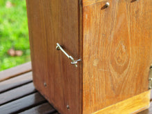 Carica l&#39;immagine nel visualizzatore di Gallery, Box impiegato in origine dai medici per il trasporto delle portaprovette e medicinali, in legno di teak. Provenienza India. Conservata in ottimo stato.  Dimensioni 18x22 h34cm  per info ed ulteriori foto info@etniko.it facebook / instagram : etnikobycrosato 0039 333877824l