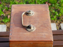 Carica l&#39;immagine nel visualizzatore di Gallery, Box impiegato in origine dai medici per il trasporto delle portaprovette e medicinali, in legno di teak. Provenienza India. Conservata in ottimo stato.  Dimensioni 18x22 h34cm  per info ed ulteriori foto info@etniko.it facebook / instagram : etnikobycrosato 0039 333877824l