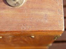Carica l&#39;immagine nel visualizzatore di Gallery, Box impiegato in origine dai medici per il trasporto delle portaprovette e medicinali, in legno di teak. Provenienza India. Conservata in ottimo stato.  Dimensioni 18x22 h34cm  per info ed ulteriori foto info@etniko.it facebook / instagram : etnikobycrosato 0039 333877824l