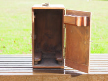 Carica l&#39;immagine nel visualizzatore di Gallery, Box impiegato in origine dai medici per il trasporto delle portaprovette e medicinali, in legno di teak. Provenienza India. Conservata in ottimo stato.  Dimensioni 18x22 h34cm  per info ed ulteriori foto info@etniko.it facebook / instagram : etnikobycrosato 0039 333877824l
