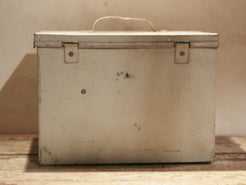Scatola In Latta Vintage Impiegata In Origine Per Contenere Il Materiale Per Le Medicazioni. Provenienza India. Conservata in ottimo stato.  Dimensioni 25x20xh22cm  per info ed ulteriori foto info@etniko.it facebook / instagram : etnikobycrosato 0039 3338778241