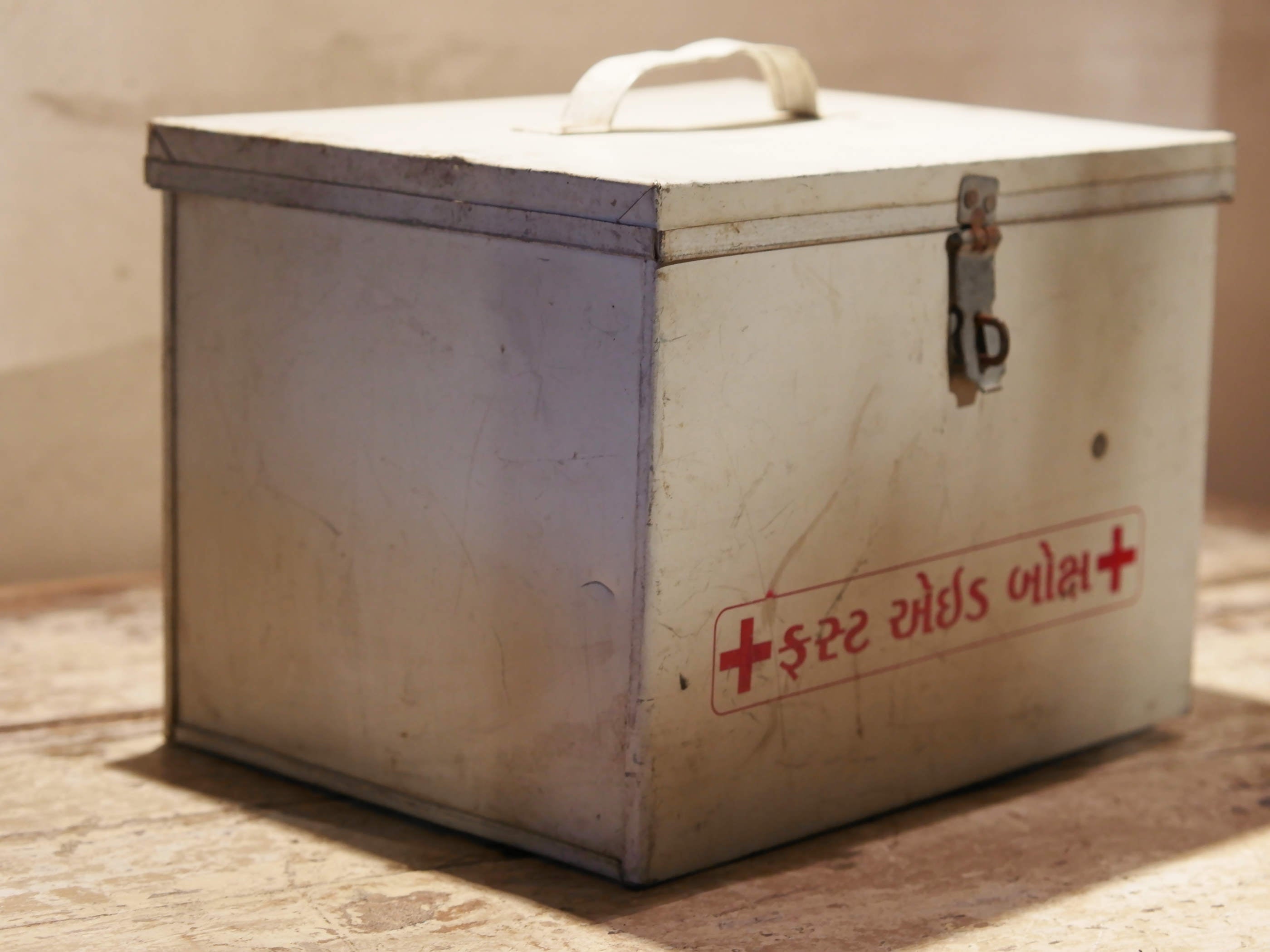 Scatola In Latta Vintage Impiegata In Origine Per Contenere Il Materiale Per Le Medicazioni. Provenienza India. Conservata in ottimo stato.  Dimensioni 25x20xh22cm  per info ed ulteriori foto info@etniko.it facebook / instagram : etnikobycrosato 0039 3338778241