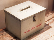 Carica l&#39;immagine nel visualizzatore di Gallery, Scatola In Latta Vintage Impiegata In Origine Per Contenere Il Materiale Per Le Medicazioni. Provenienza India. Conservata in ottimo stato.  Dimensioni 25x20xh22cm  per info ed ulteriori foto info@etniko.it facebook / instagram : etnikobycrosato 0039 3338778241