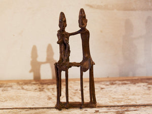 Statue in bronzo dei primi '900, provenienti dalla regione del Mali, etnia Dogon, raffiguranti una famiglia,  uomo,  donna e bimbo.  Dimensioni 8x3 h19cm.  per maggiori info o dettagli info@etniko.it 0039 3338778241