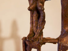 Carica l&#39;immagine nel visualizzatore di Gallery, Statue in bronzo dei primi &#39;900, provenienti dalla regione del Mali, etnia Dogon, raffiguranti una famiglia,  uomo,  donna e bimbo.  Dimensioni 8x3 h19cm.  per maggiori info o dettagli info@etniko.it 0039 3338778241