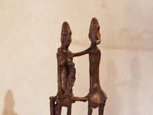 Carica l&#39;immagine nel visualizzatore di Gallery, Statue in bronzo dei primi &#39;900, provenienti dalla regione del Mali, etnia Dogon, raffiguranti una famiglia,  uomo,  donna e bimbo.  Dimensioni 8x3 h19cm.  per maggiori info o dettagli info@etniko.it 0039 3338778241