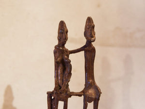Statue in bronzo dei primi '900, provenienti dalla regione del Mali, etnia Dogon, raffiguranti una famiglia,  uomo,  donna e bimbo.  Dimensioni 8x3 h19cm.  per maggiori info o dettagli info@etniko.it 0039 3338778241