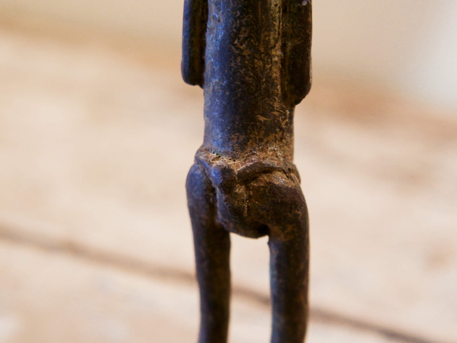 Antica statua in bronzo dei primi '900, provenienti dalla regione del Mali, etnia Dogon, raffigurante una donna. Dimensioni 3x4  h22cm  per maggiori info o dettagli info@etniko.it 0039 3338778241