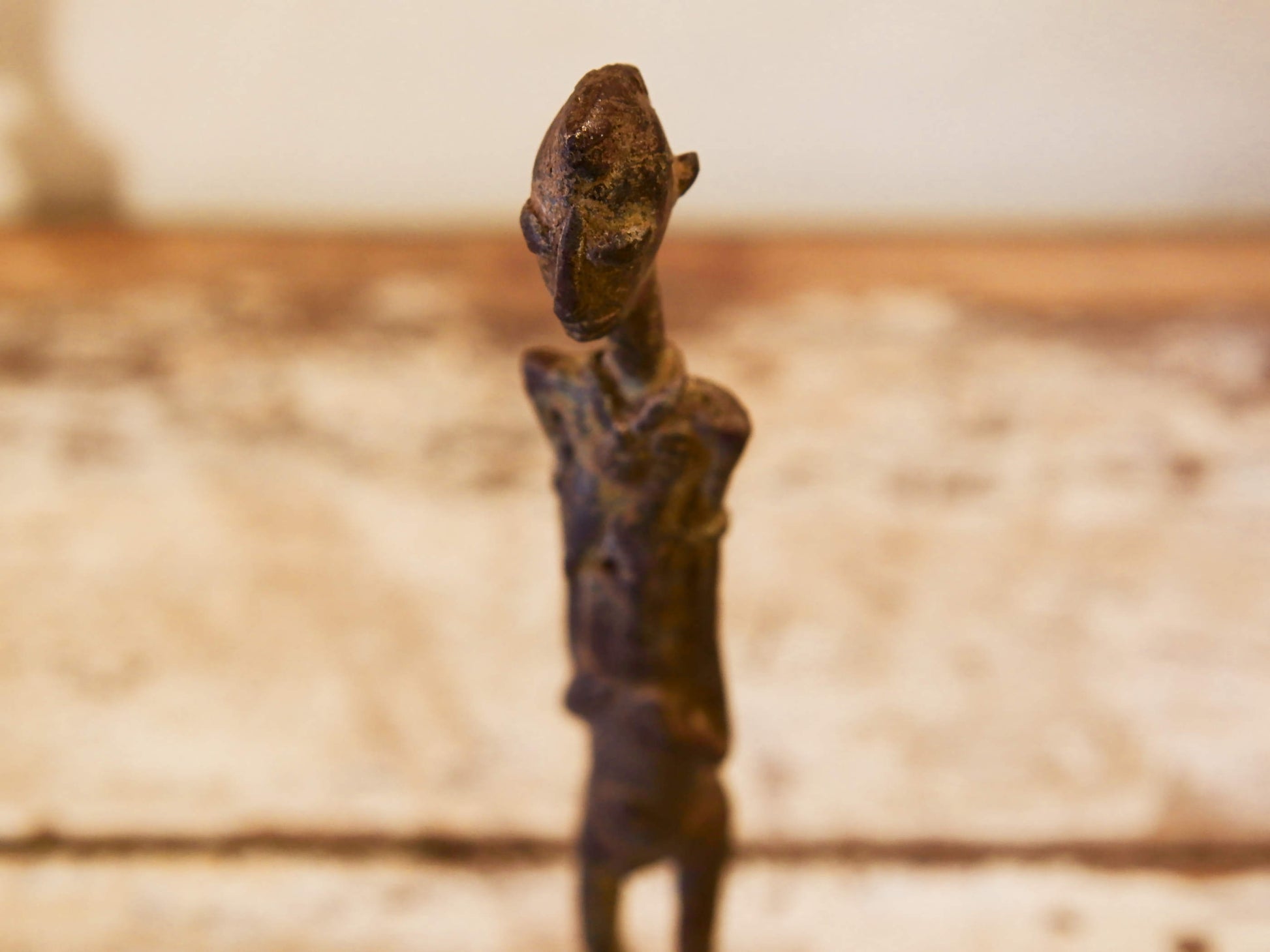 Antica statua in bronzo dei primi '900, provenienti dalla regione del Mali, etnia Dogon, raffigurante una donna. Dimensioni 3x4  h22cm  per maggiori info o dettagli info@etniko.it 0039 3338778241