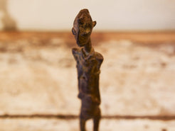 Antica statua in bronzo dei primi '900, provenienti dalla regione del Mali, etnia Dogon, raffigurante una donna. Dimensioni 3x4  h22cm  per maggiori info o dettagli info@etniko.it 0039 3338778241
