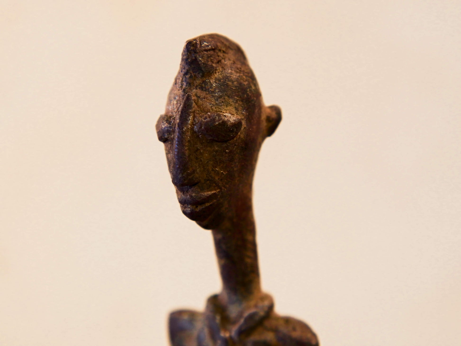 Antica statua in bronzo dei primi '900, provenienti dalla regione del Mali, etnia Dogon, raffigurante una donna. Dimensioni 3x4  h22cm  per maggiori info o dettagli info@etniko.it 0039 3338778241