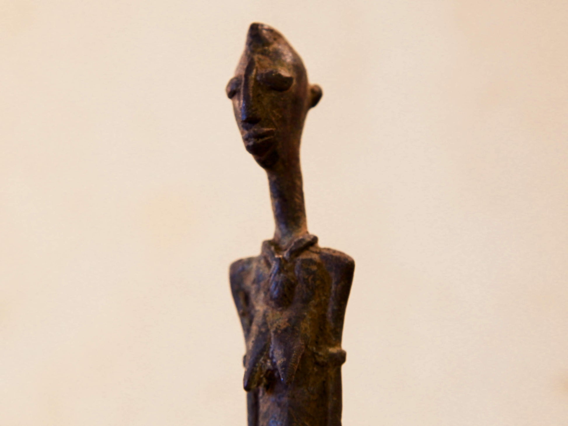 Antica statua in bronzo dei primi '900, provenienti dalla regione del Mali, etnia Dogon, raffigurante una donna. Dimensioni 3x4  h22cm  per maggiori info o dettagli info@etniko.it 0039 3338778241