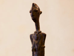 Antica statua in bronzo dei primi '900, provenienti dalla regione del Mali, etnia Dogon, raffigurante una donna. Dimensioni 3x4  h22cm  per maggiori info o dettagli info@etniko.it 0039 3338778241