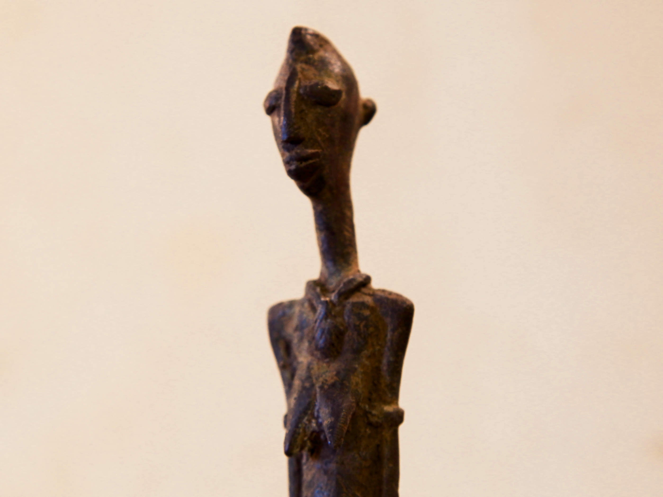 Antica statua in bronzo dei primi '900, provenienti dalla regione del Mali, etnia Dogon, raffigurante una donna. Dimensioni 3x4  h22cm  per maggiori info o dettagli info@etniko.it 0039 3338778241