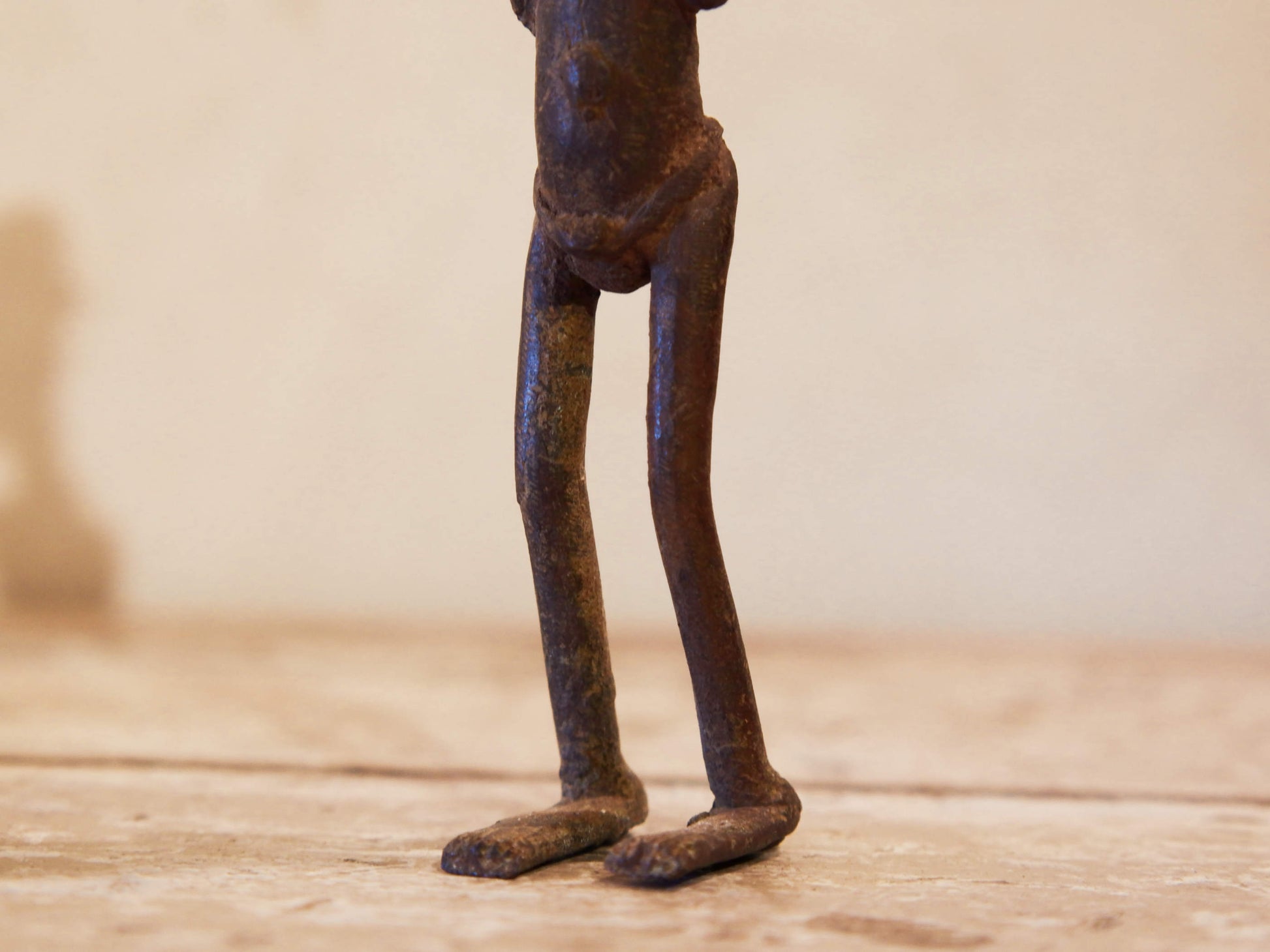 Antica statua in bronzo dei primi '900, provenienti dalla regione del Mali, etnia Dogon, raffigurante una donna. Dimensioni 3x4  h22cm  per maggiori info o dettagli info@etniko.it 0039 3338778241