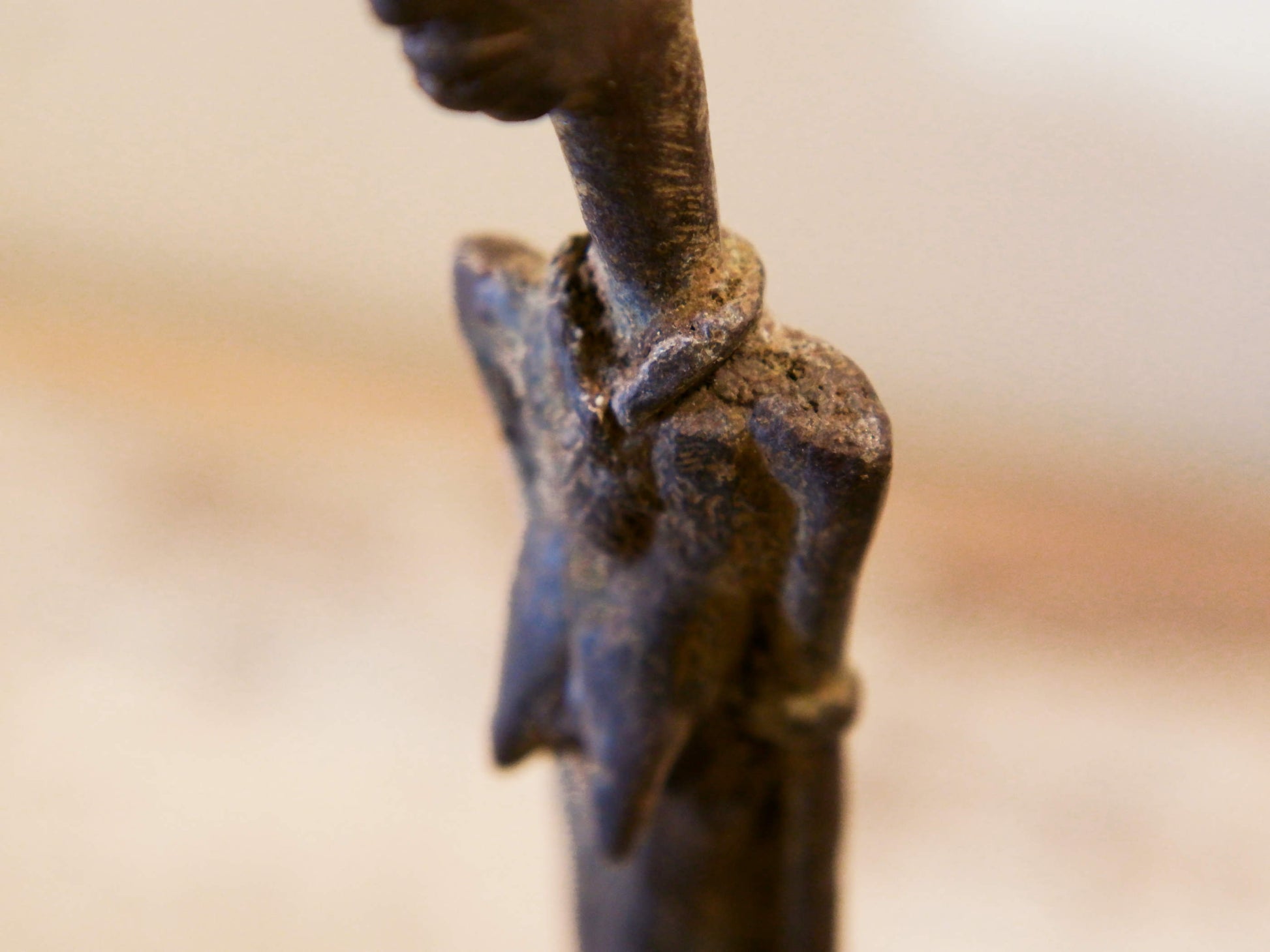 Antica statua in bronzo dei primi '900, provenienti dalla regione del Mali, etnia Dogon, raffigurante una donna. Dimensioni 3x4  h22cm  per maggiori info o dettagli info@etniko.it 0039 3338778241