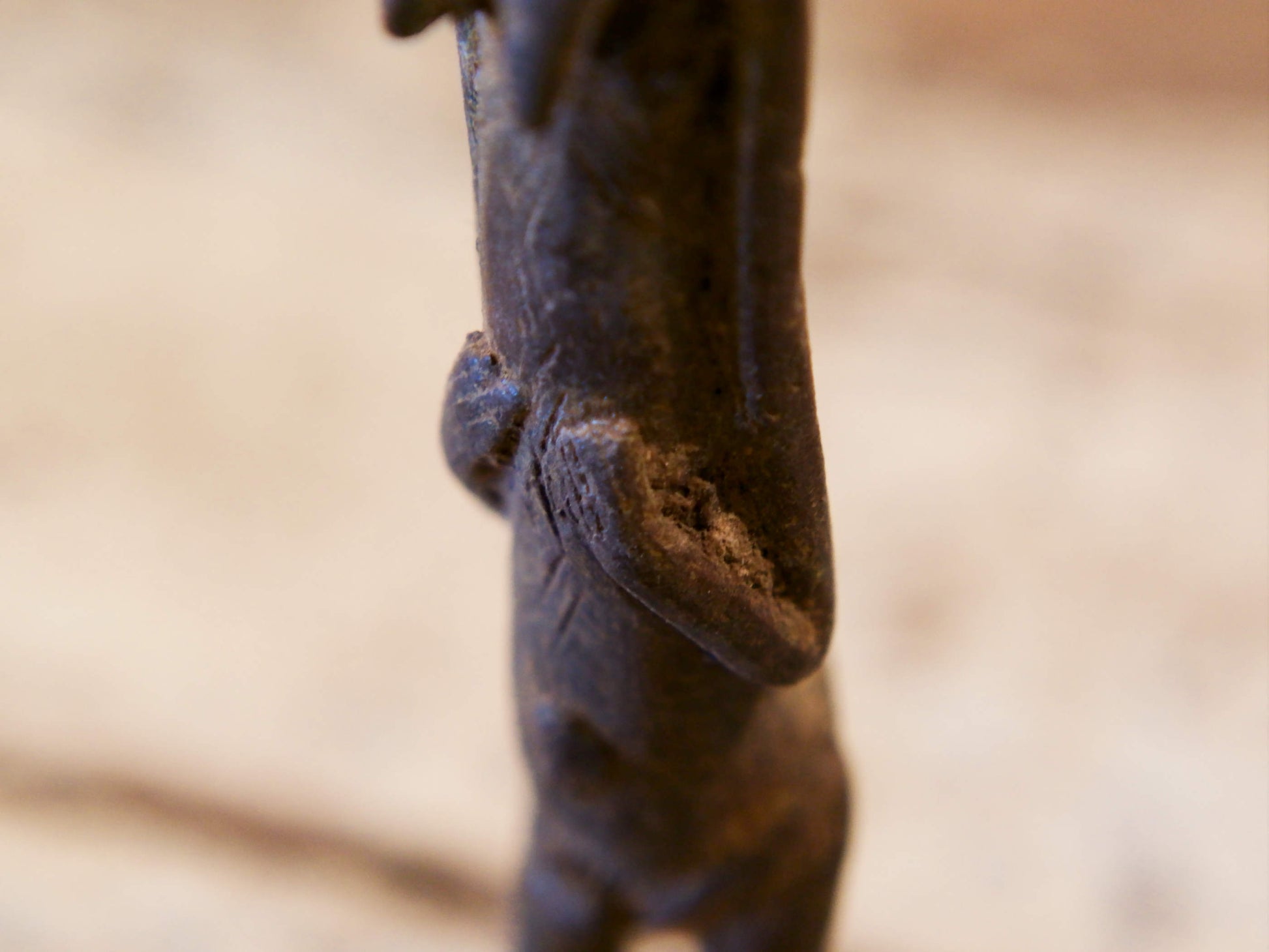 Antica statua in bronzo dei primi '900, provenienti dalla regione del Mali, etnia Dogon, raffigurante una donna. Dimensioni 3x4  h22cm  per maggiori info o dettagli info@etniko.it 0039 3338778241