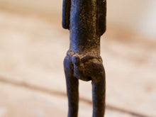 Carica l&#39;immagine nel visualizzatore di Gallery, Antica statua in bronzo dei primi &#39;900, provenienti dalla regione del Mali, etnia Dogon, raffigurante una donna. Dimensioni 3x4  h22cm  per maggiori info o dettagli info@etniko.it 0039 3338778241
