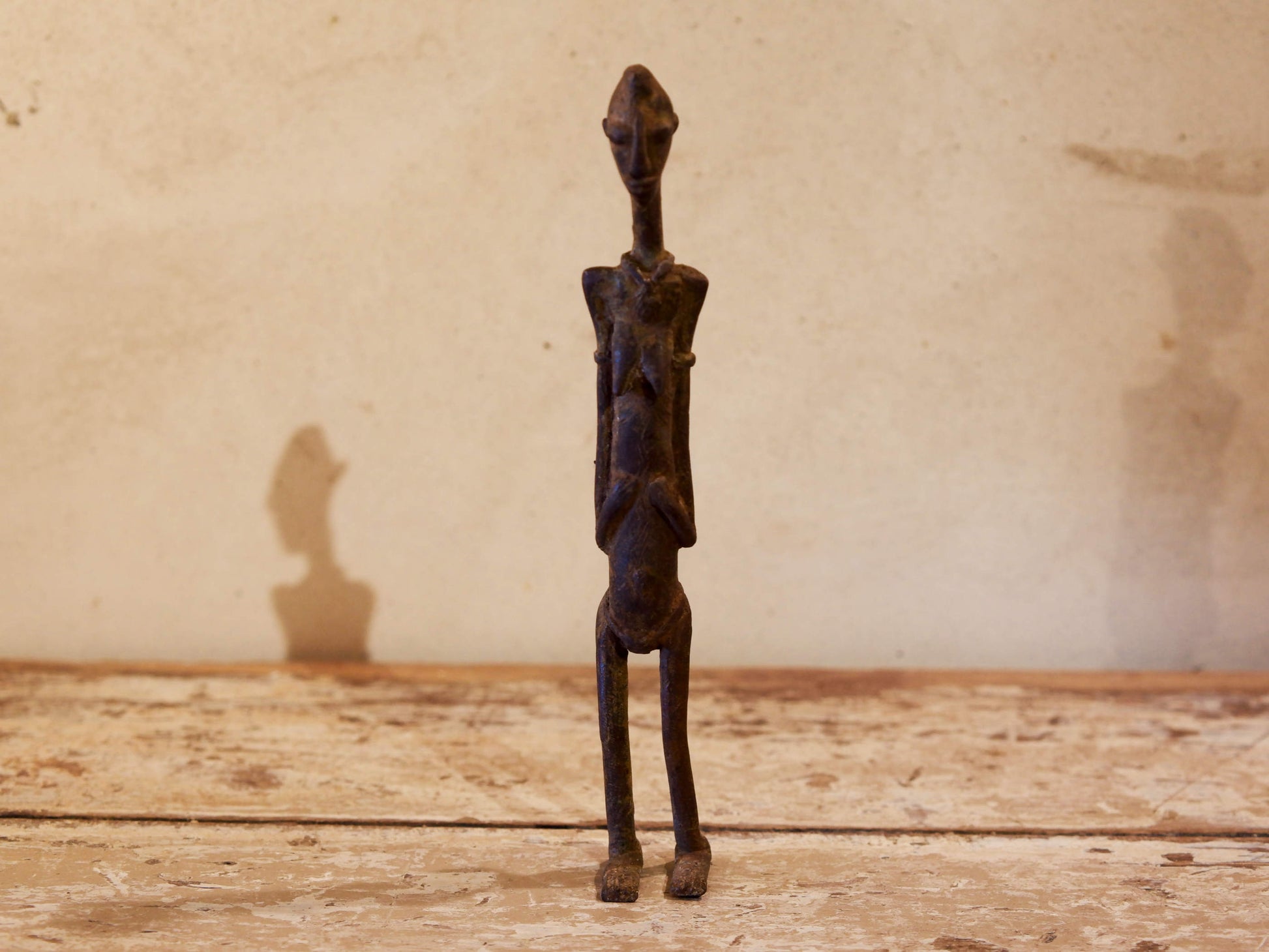 Antica statua in bronzo dei primi '900, provenienti dalla regione del Mali, etnia Dogon, raffigurante una donna. Dimensioni 3x4  h22cm  per maggiori info o dettagli info@etniko.it 0039 3338778241