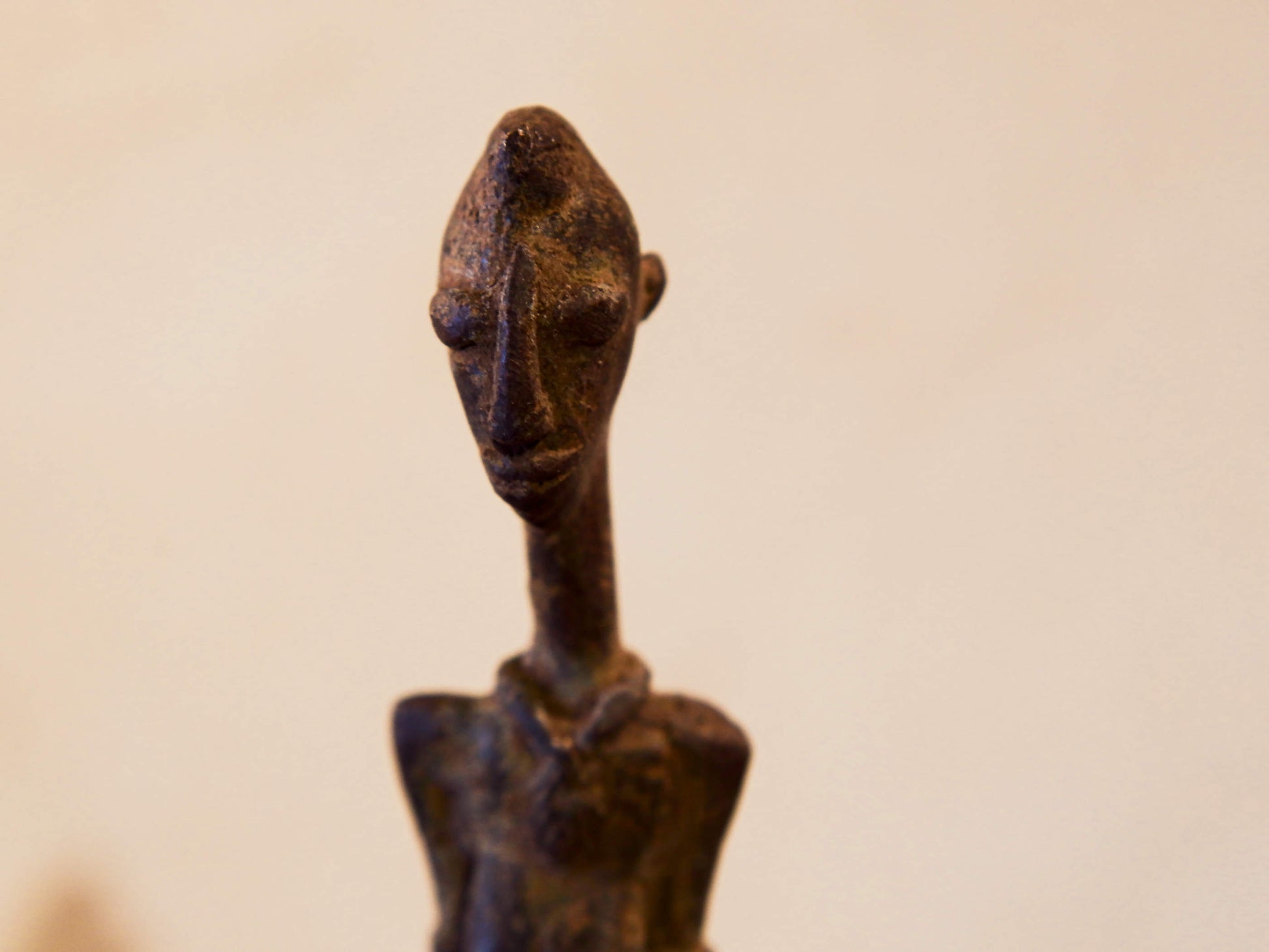 Antica statua in bronzo dei primi '900, provenienti dalla regione del Mali, etnia Dogon, raffigurante una donna. Dimensioni 3x4  h22cm  per maggiori info o dettagli info@etniko.it 0039 3338778241