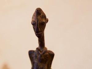 Antica statua in bronzo dei primi '900, provenienti dalla regione del Mali, etnia Dogon, raffigurante una donna. Dimensioni 3x4  h22cm  per maggiori info o dettagli info@etniko.it 0039 3338778241