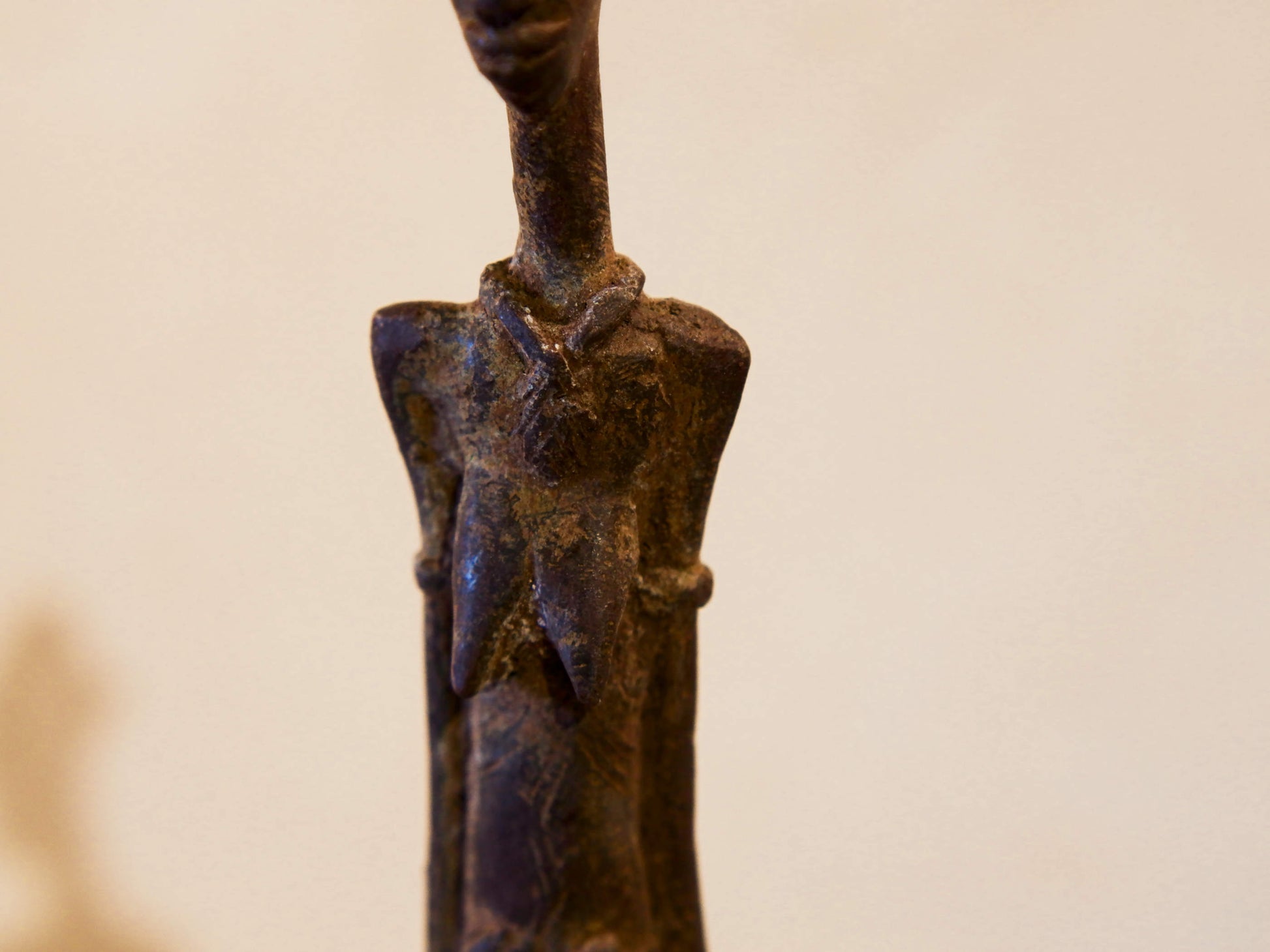 Antica statua in bronzo dei primi '900, provenienti dalla regione del Mali, etnia Dogon, raffigurante una donna. Dimensioni 3x4  h22cm  per maggiori info o dettagli info@etniko.it 0039 3338778241