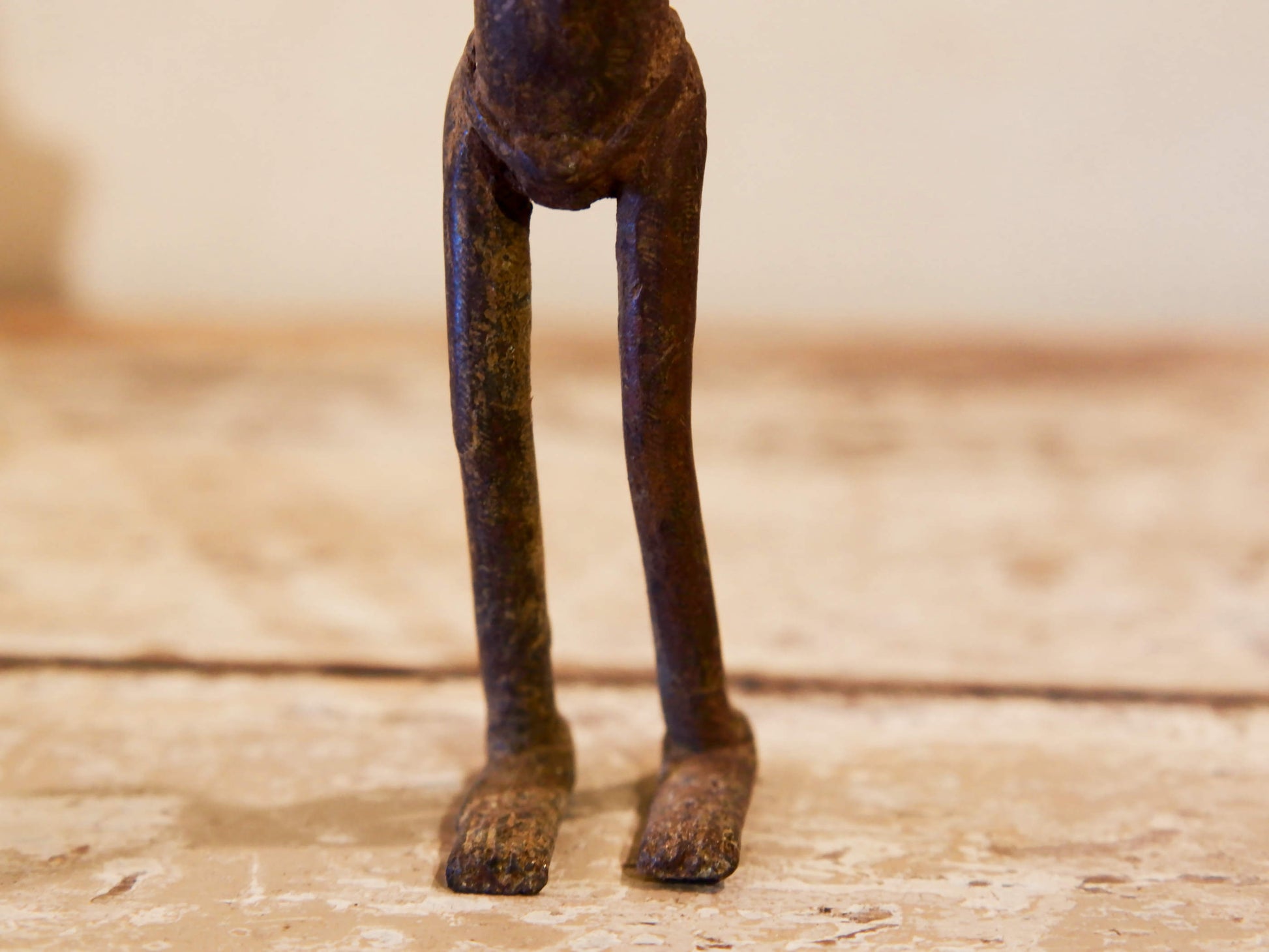 Antica statua in bronzo dei primi '900, provenienti dalla regione del Mali, etnia Dogon, raffigurante una donna. Dimensioni 3x4  h22cm  per maggiori info o dettagli info@etniko.it 0039 3338778241