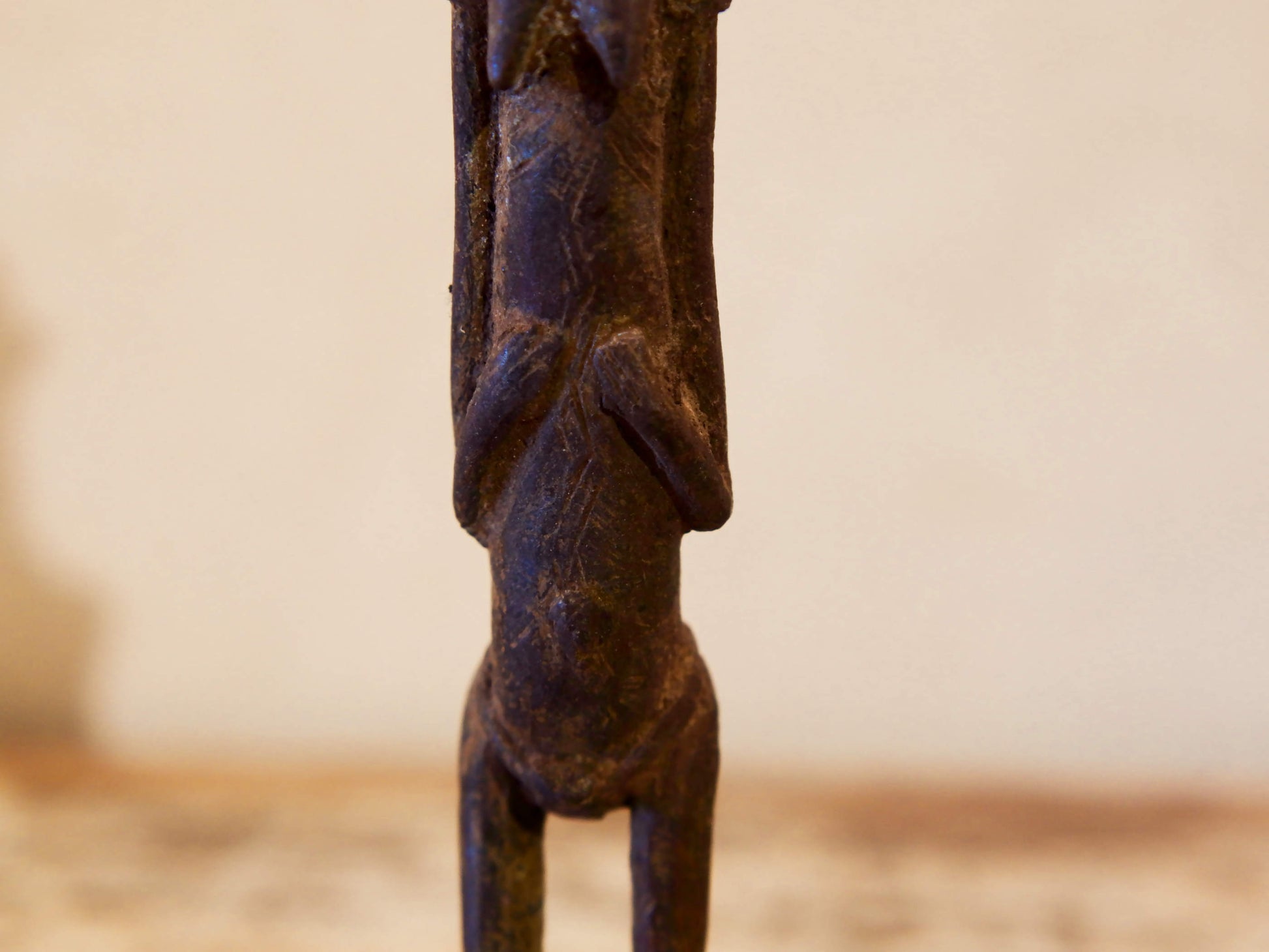 Antica statua in bronzo dei primi '900, provenienti dalla regione del Mali, etnia Dogon, raffigurante una donna. Dimensioni 3x4  h22cm  per maggiori info o dettagli info@etniko.it 0039 3338778241