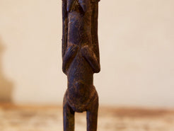 Antica statua in bronzo dei primi '900, provenienti dalla regione del Mali, etnia Dogon, raffigurante una donna. Dimensioni 3x4  h22cm  per maggiori info o dettagli info@etniko.it 0039 3338778241