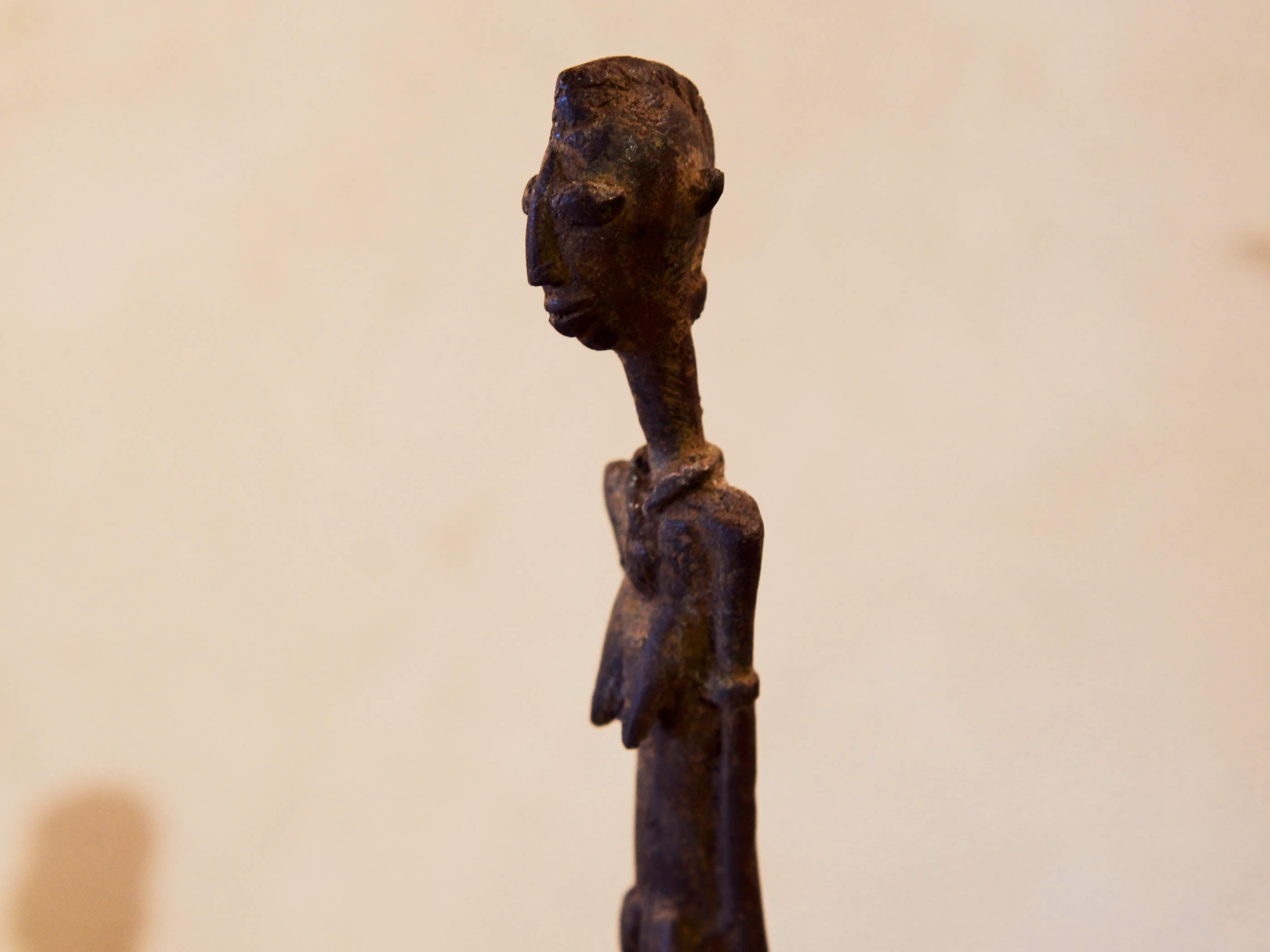 Antica statua in bronzo dei primi '900, provenienti dalla regione del Mali, etnia Dogon, raffigurante una donna. Dimensioni 3x4  h22cm  per maggiori info o dettagli info@etniko.it 0039 3338778241