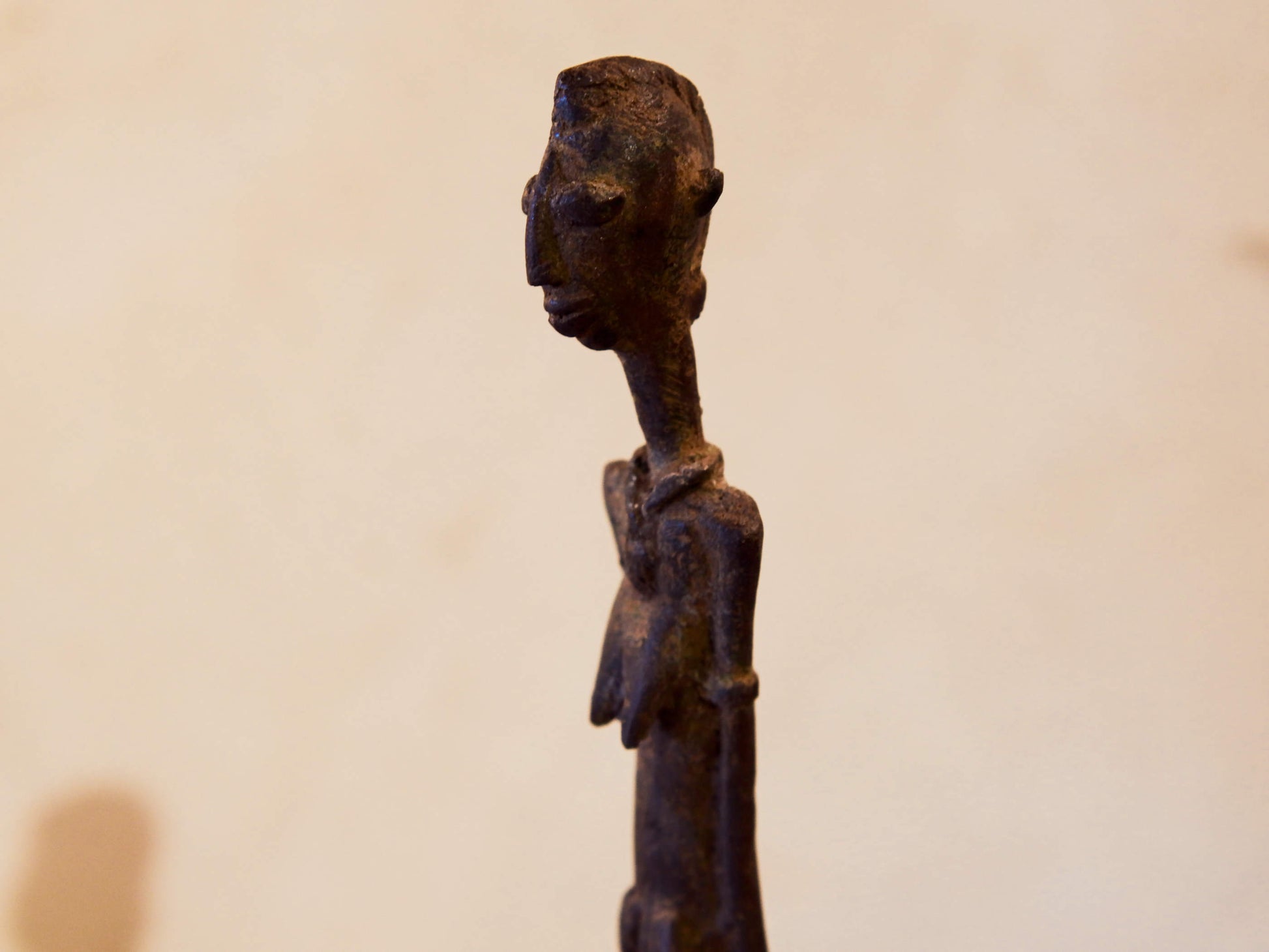 Antica statua in bronzo dei primi '900, provenienti dalla regione del Mali, etnia Dogon, raffigurante una donna. Dimensioni 3x4  h22cm  per maggiori info o dettagli info@etniko.it 0039 3338778241