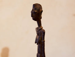 Antica statua in bronzo dei primi '900, provenienti dalla regione del Mali, etnia Dogon, raffigurante una donna. Dimensioni 3x4  h22cm  per maggiori info o dettagli info@etniko.it 0039 3338778241