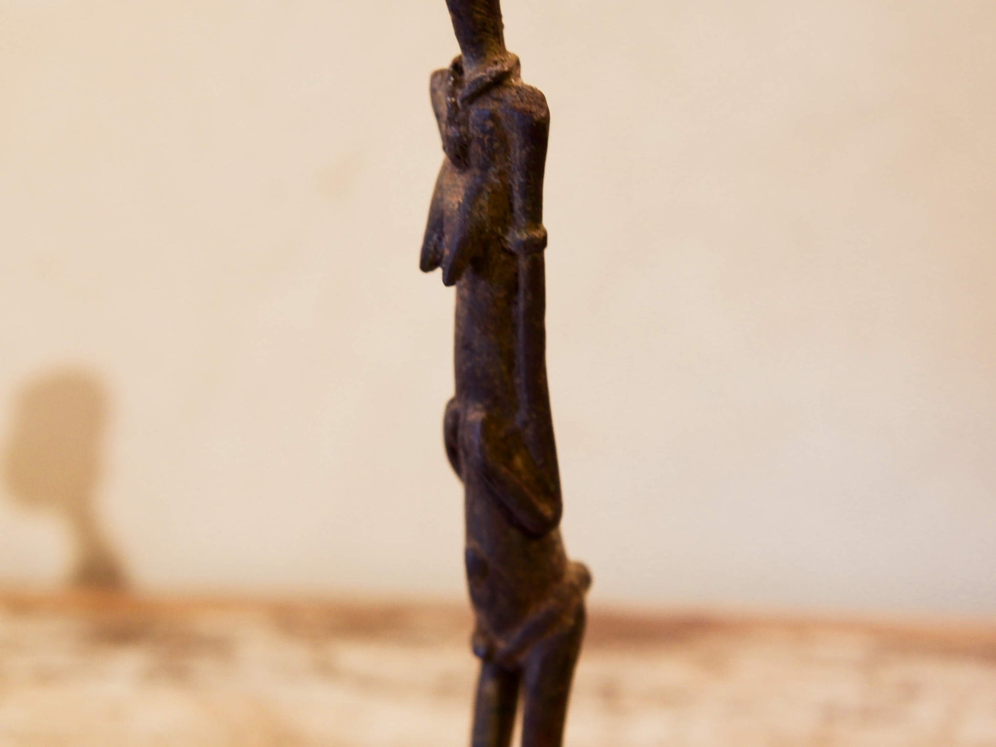 Antica statua in bronzo dei primi '900, provenienti dalla regione del Mali, etnia Dogon, raffigurante una donna. Dimensioni 3x4  h22cm  per maggiori info o dettagli info@etniko.it 0039 3338778241